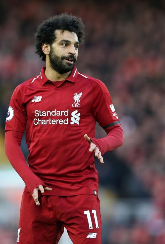 اثناء اصابه محمد صلاح قام رونالدو بمساعده لخروجه من الملعب