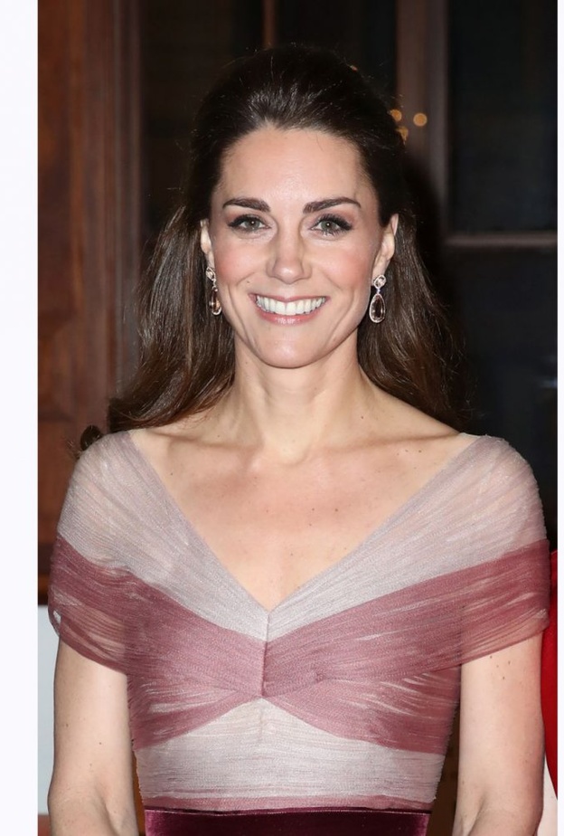 إعتمدت كيت تصفيفة الشعر النصف مرفوع مع ماكياج عيون بارز