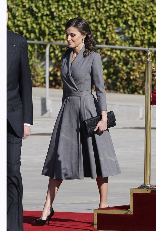 أناقة ليتيزيا ملكة إسبانيا بفستان رمادي واسع