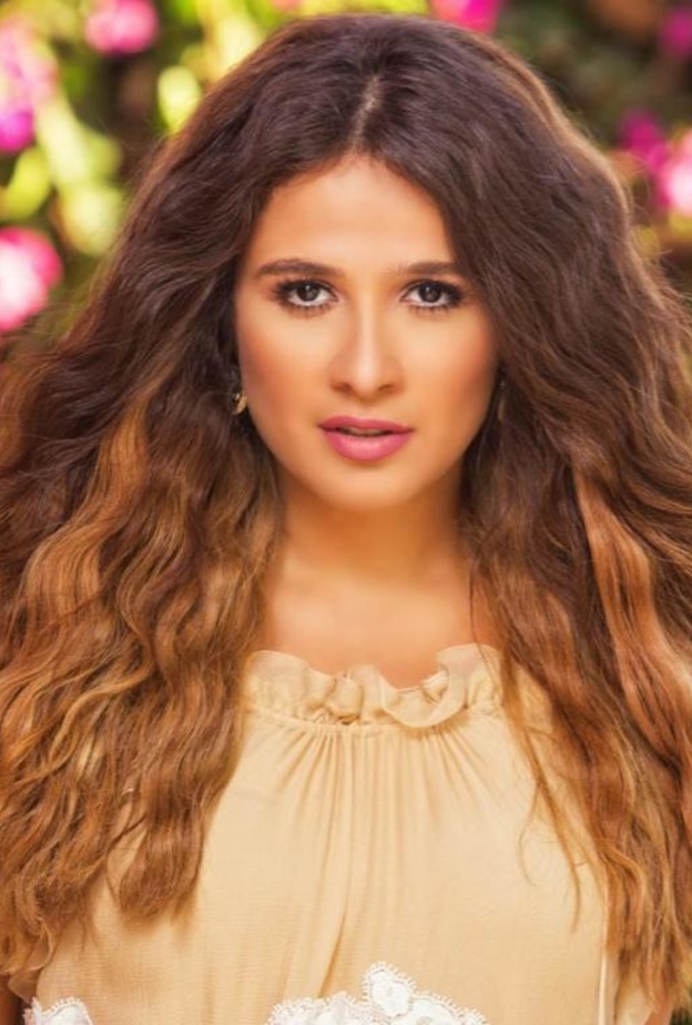 ياسمين عبد العزيز 