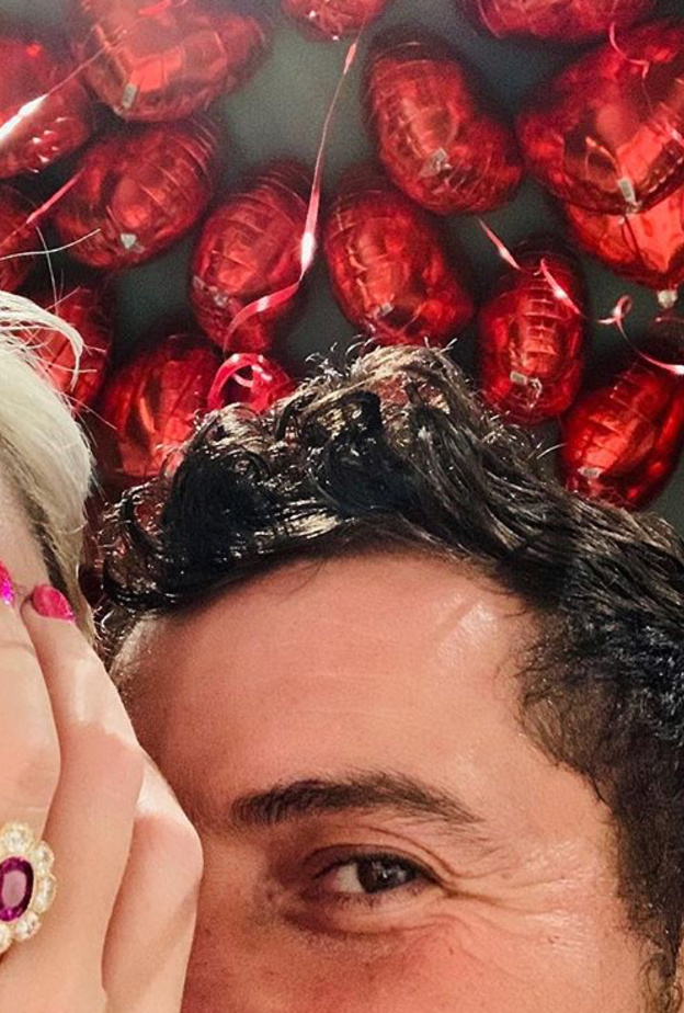 كاتي بيري تعلن خطوبتها على أورلاندو بلوم وتعرض الخاتم بهذه الصورة!