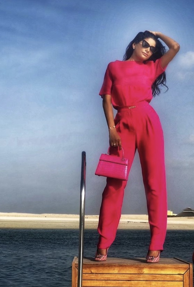 تنورة بموضة طبعة السكارف الدارجة وحذاء بوت الكاحل بلون جريء