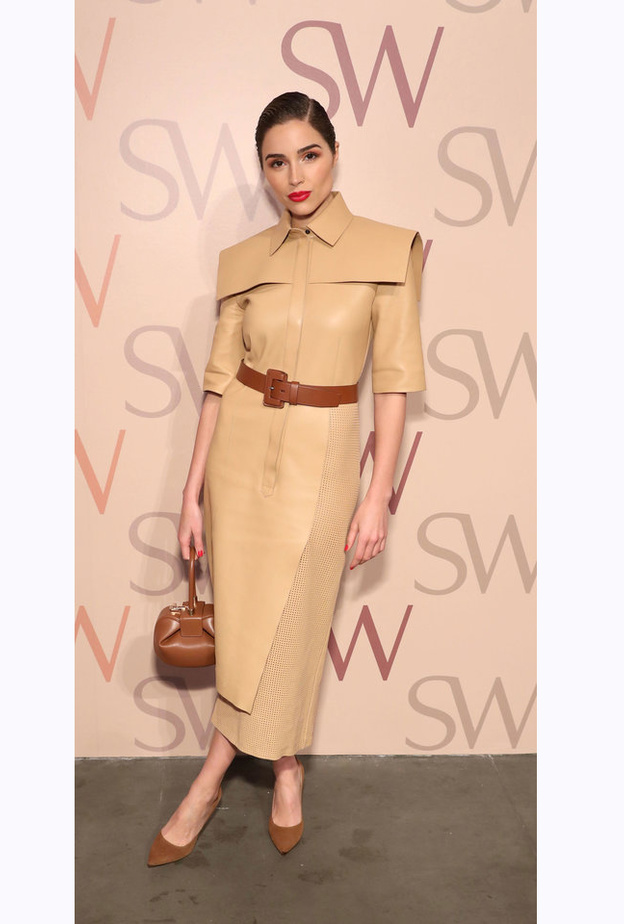  إطلالة ساحرة باللون الأحمر اختارتها ‏SHAILENE WOODLEY‏ مع البنطلون والتوب الساحرة‏