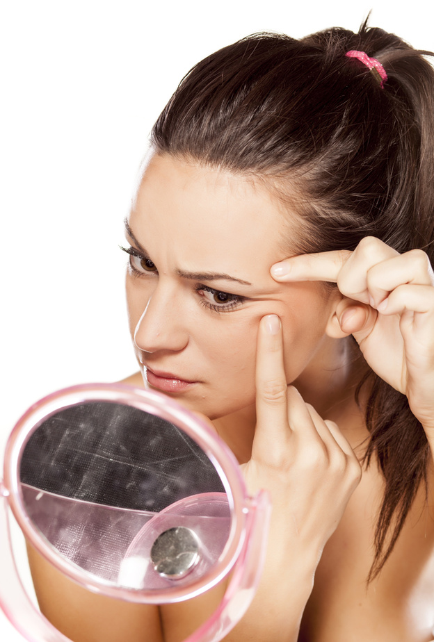 تخلصي من تجاعيد العين بالطرق الطبيعية