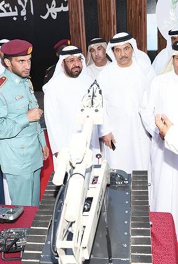 الشيخ صقر بن سعود بن صقر القاسمي أثناء تدشين المهرجان