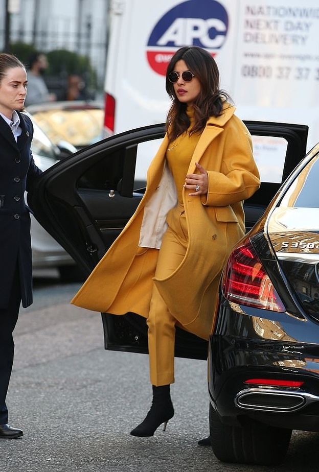 معطف أصفر ضخم من اختيار بريانكا شوبرا ‏PRIYANKA CHOPRA