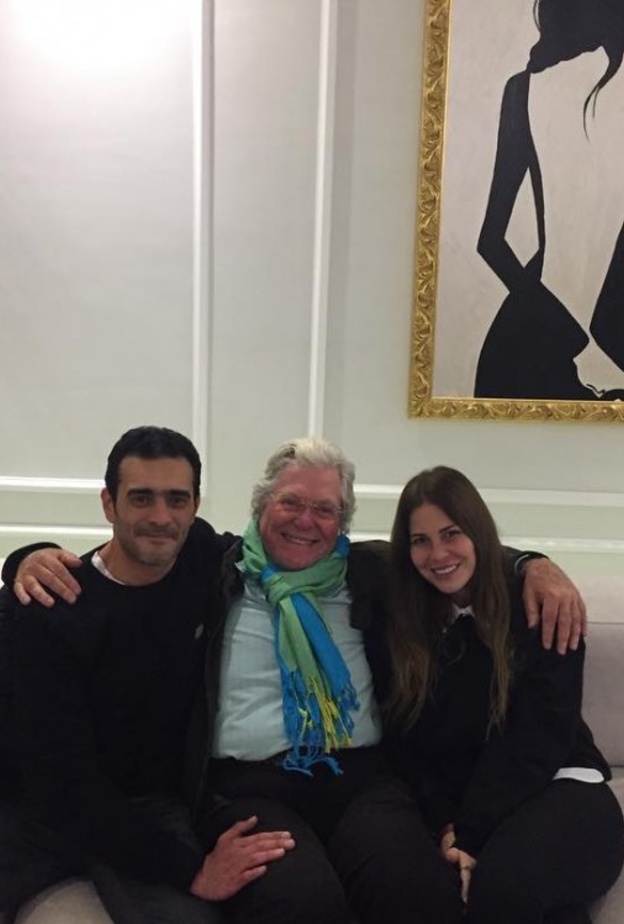 منة حسين فهمي مع والدها وزوجها 