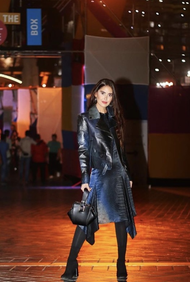 إطلالة أنيقة بعباية واسعة باللون اللافندر الدارج