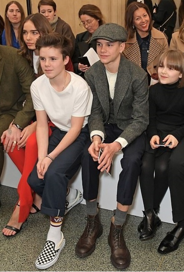 عرض المصممة فيكتوريا بيكهام في لندن متوج بدعم زوجها اللاعب ديفيد بيكهام وأبنائها