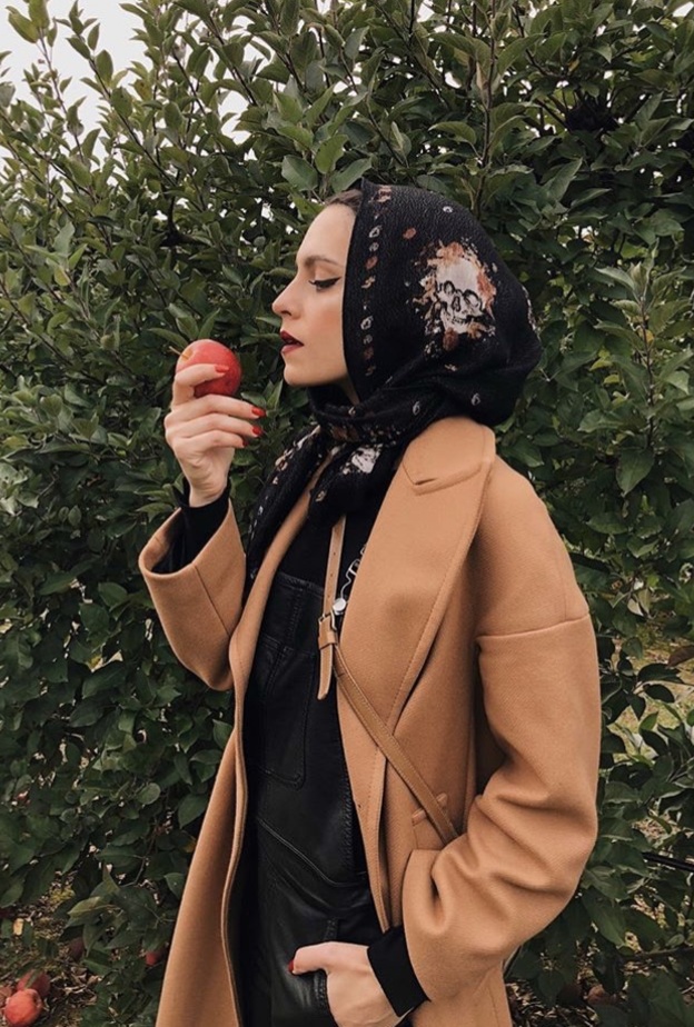 سكارف ناعم باللون الوردي الفاتح مع إطلالة باستيلية مميزة