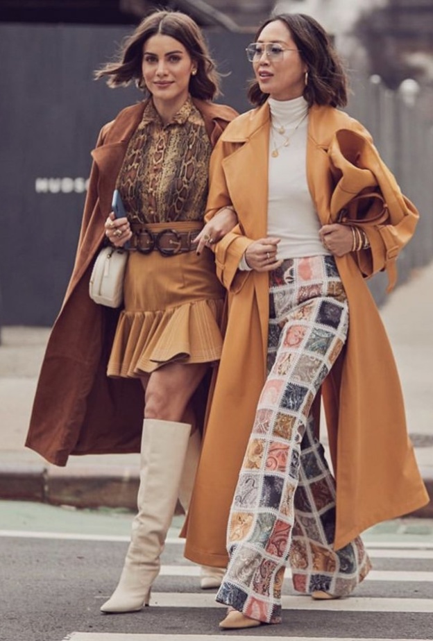 اللون الجملي يسيطر على إطلالات موضة الشارع خلال أسابيع الموضة