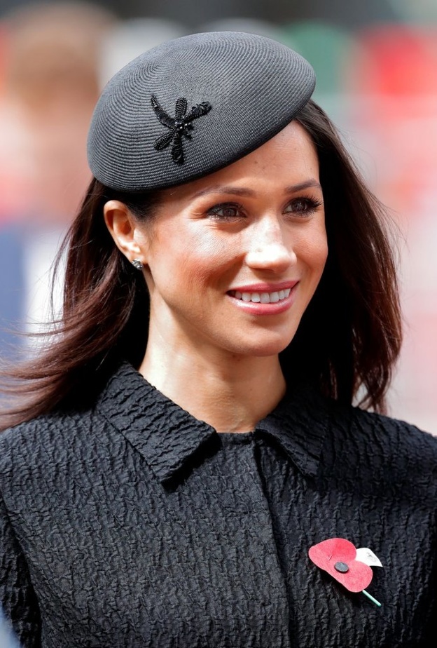 أكسسوارات شعر ميغان ماركل دائرية وعريضة