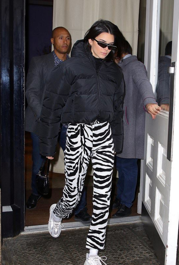 أطلت كندل جينير على هامش أسبوع الموضة في نيويورك بجاكيت ضخمة سوداء نسّقتها مع سروال مخملي بطبعة الـZebra