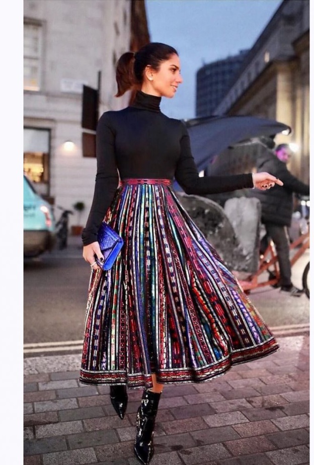 التنورة المكسرة الماكسي لاطلالات عصرية وأنيقة