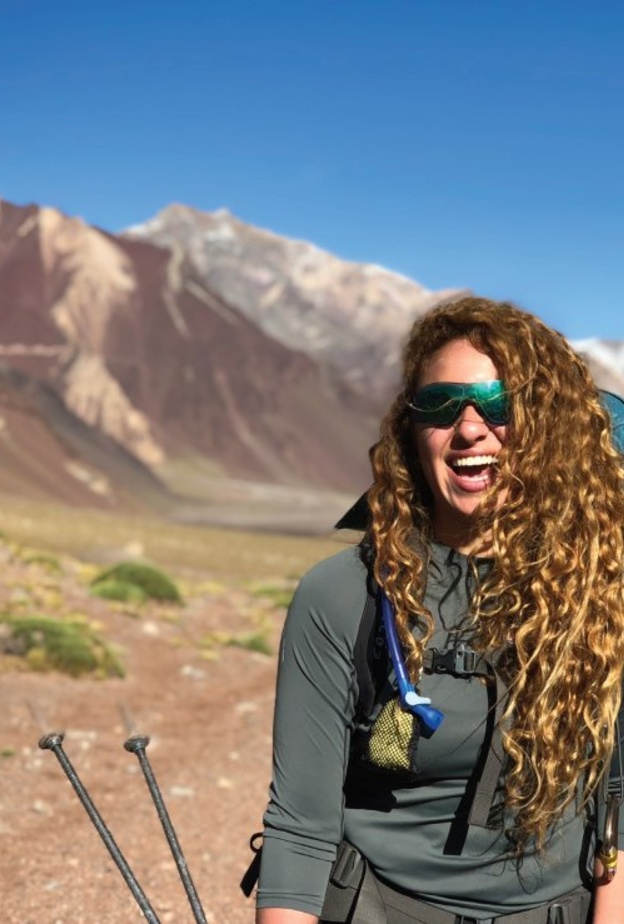  أول لبنانية وعربية تصل الى قمة أعلى بركان ناشط