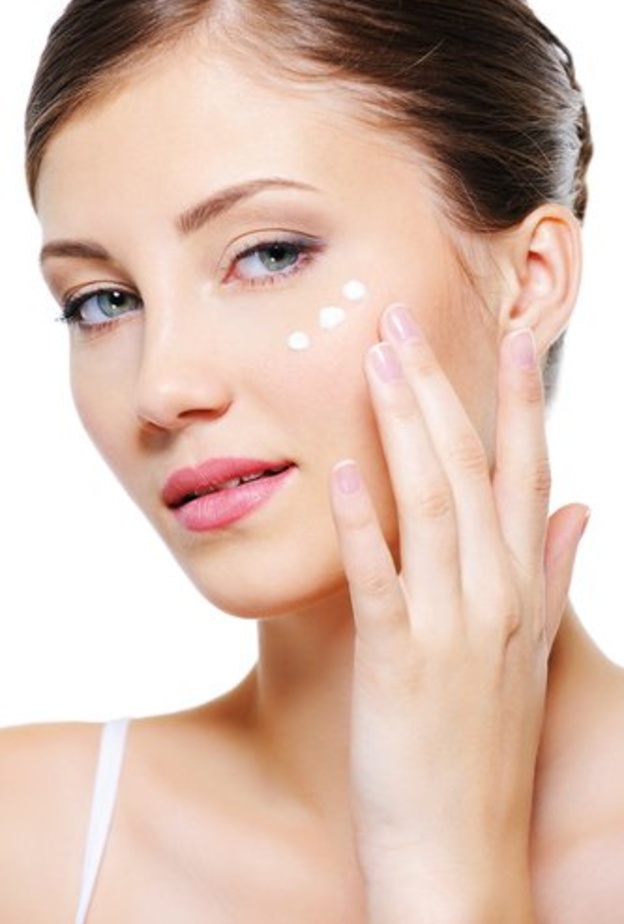 تعلمي الطريقة الصحيحة لتطبيق كريم العين