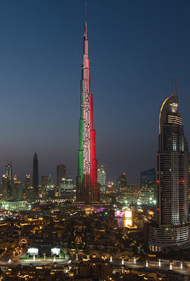 برج خليفة يتزين بعلم الكويت في العام الماضي أثناء إحتفالات الإمارات باليوم الوطني الكويتي