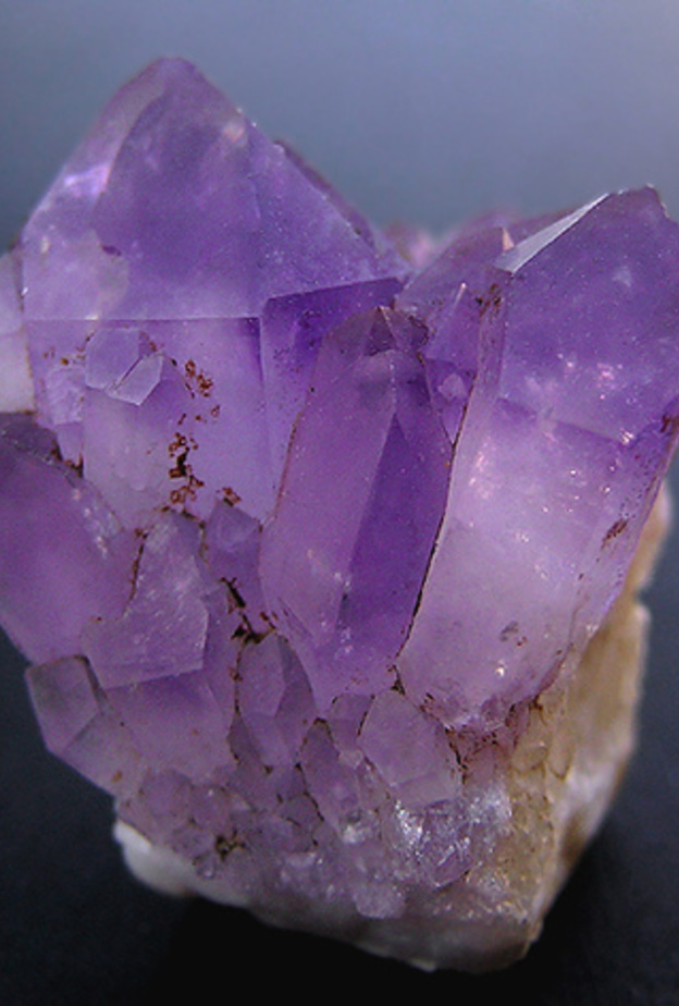 حجر الأرجوان أو الجمشت هو من الأحجار المناسبة لبرج الدلو حيث يمنحه الحكمة والاتزان