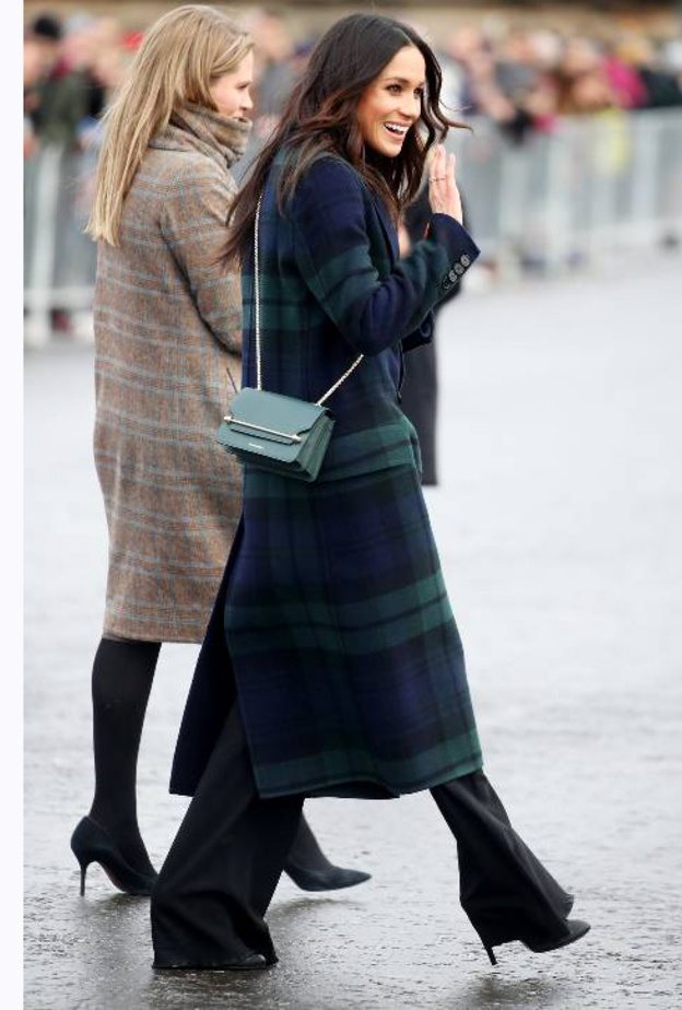 إطلالة باللون البرغندي اختارت لها معطف من Club Monaco