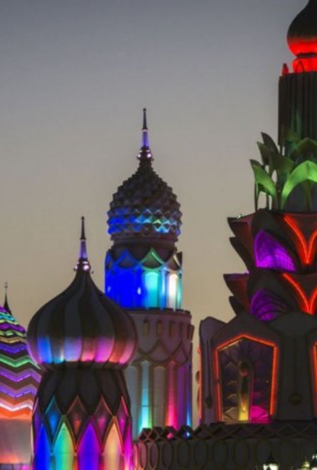 جولة حول العالم خلال شهر العسل في القرية العالمية