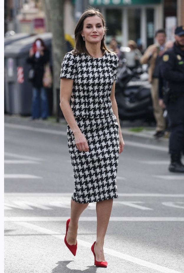 اختارت الملكة رانيا قميص أنيق باللون الأبيض ونسقته مع سروال عريض وقصير باللون الأسود