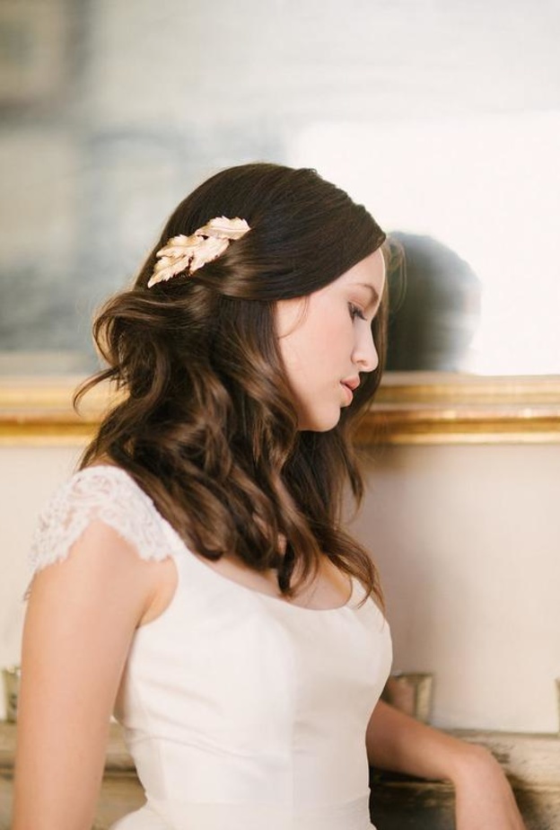 قطعة اكسسوار أنيقة للشعر مصممة على شكل سلاسل أنيقة مجتمعة.