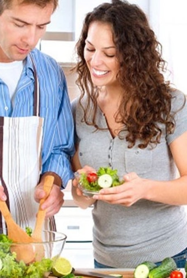 كيف تؤثر مساعدة الزوج لزوجته في الأعمال المنزلية على علاقتهما 