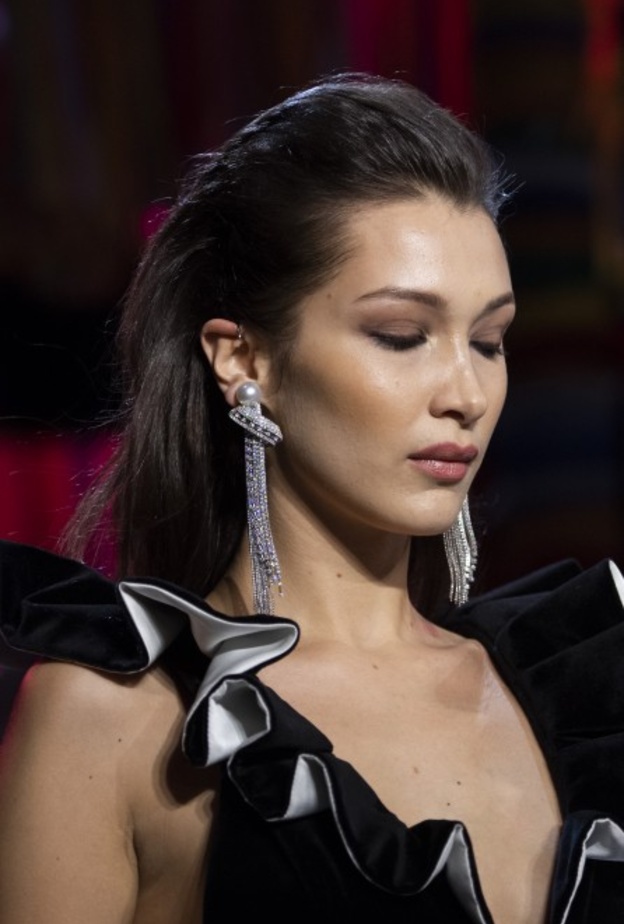 اكسسوارات الأقراط الدائرية العريضة بطبقات متعدّدة على الأذنين من دار Laquan Smith