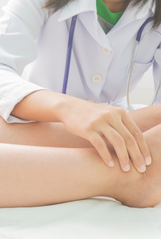 ما هي اسباب احتباس السوائل في الساقين وما هي طرق العلاج ؟