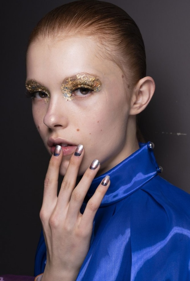 مناكير زهرية فاتحة بحبيبات اللؤلؤ النافر على أطراف الأظافر الطويلة من وحي دار Fashion East