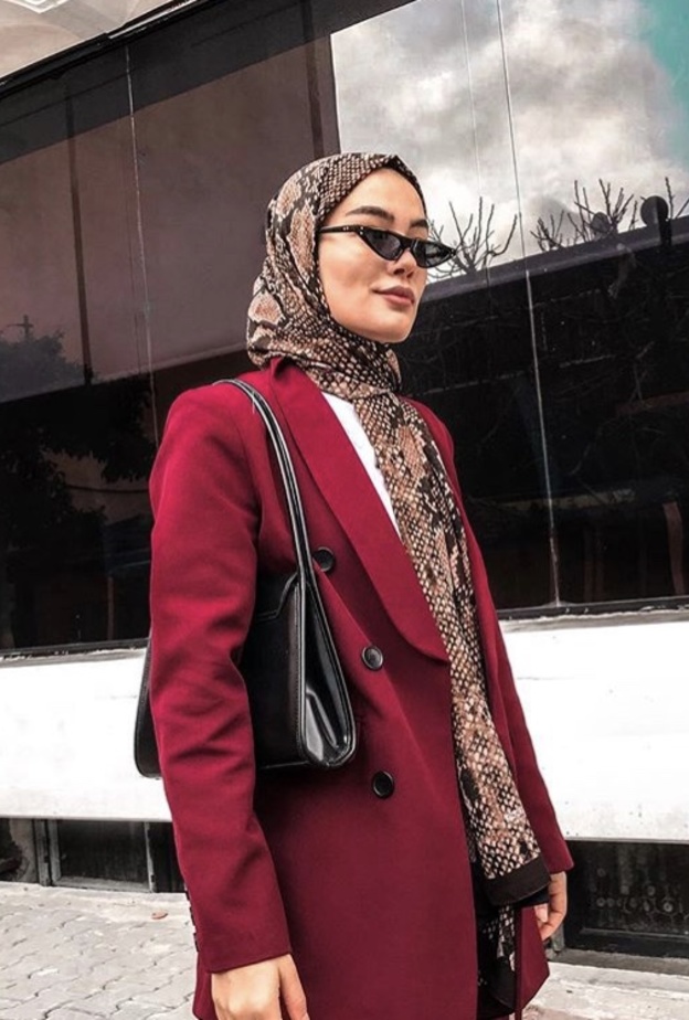 استوحي إطلالاتك بالحجاب في السفر من أسلوب المدونة التركية Esra Oguz