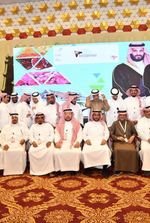 الاستاذتين أبتسام ومحسنة أول سيدتين في غرفة الطائف