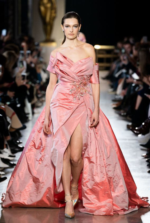 فساتين خطوبة باللون الزهري من مجموعة زهير مراد