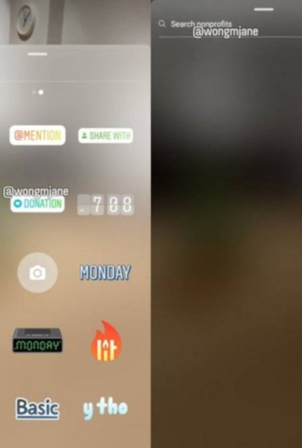 صورة لمصلق Donate الذي ظهر في النسخة التجريبية متوسطًا ملصق الوسوم و الساعة