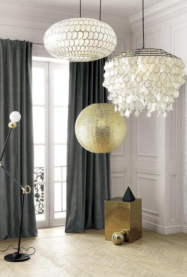 اختيار رائع لجهاز إنارة عصري باللون الأبيض ينير مدخل المنزل