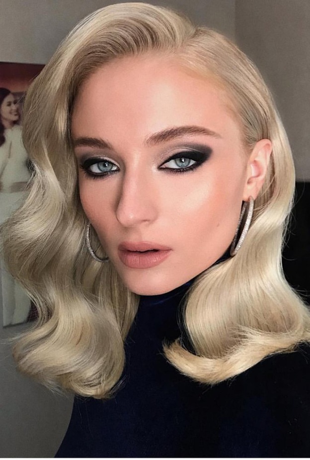 أحمر شفاه أحمر ناري مع مع ظلال ناعمة