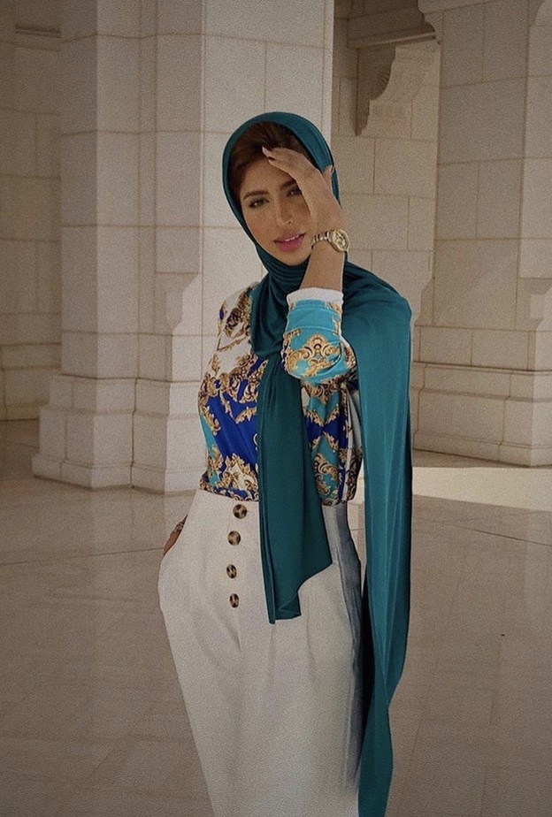 إضافة اللون النيون الدارج إلى إطلالة شبابية