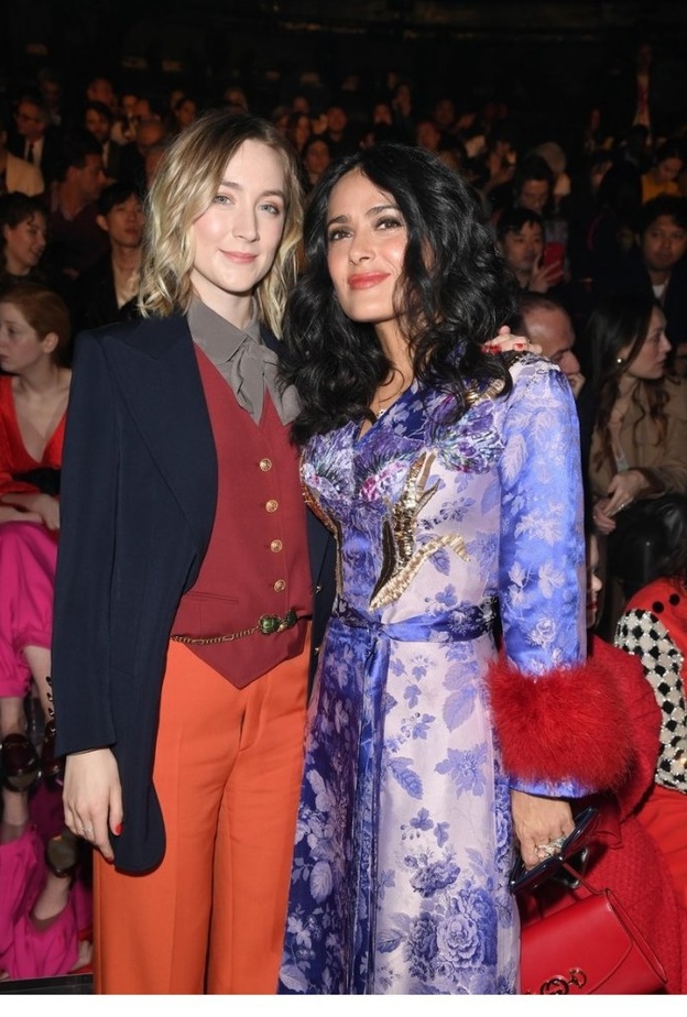 سيرشا رونان وسلمى حايك في عرض غوتشي خلال أسبوع الموضة بميلان