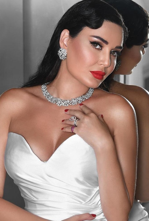 سيرين عبد النور متألقة بمجوهرات لازوردي L'azurde