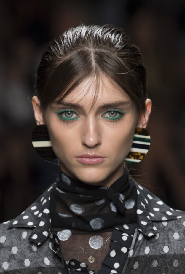 جرأة الآيلاينر الأخضر الرفيع على الجفون العليا والسفلى من دار Cividini