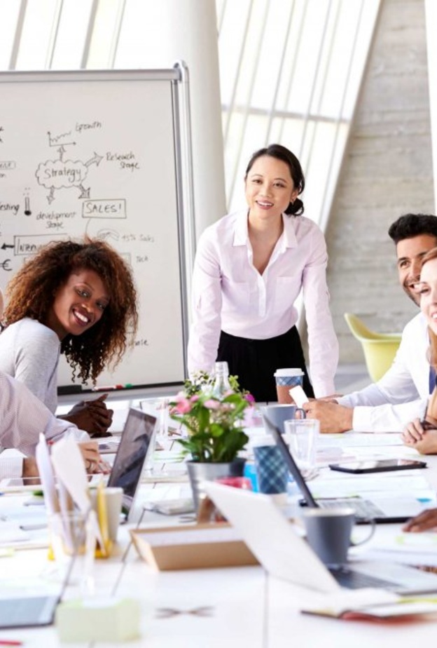 يشدد المدير من برج الدلو على العمل ضمن فريق