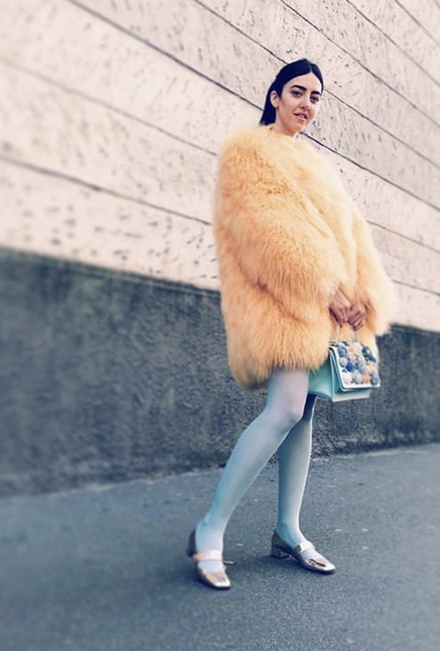 نهى نبيل متألقة بجوارب طويلة من Gucci 