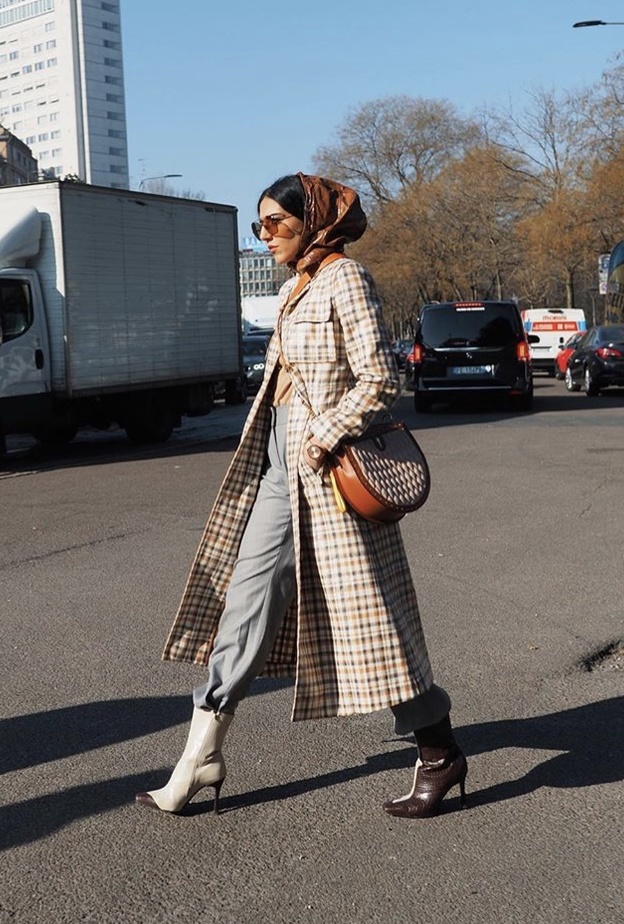 اختارت روان بن حسين إطلالة كلاسيكية أنيقة بمعطف أبيض طويل نسقتها مع أزياء بدرجات ألوان الباستيل