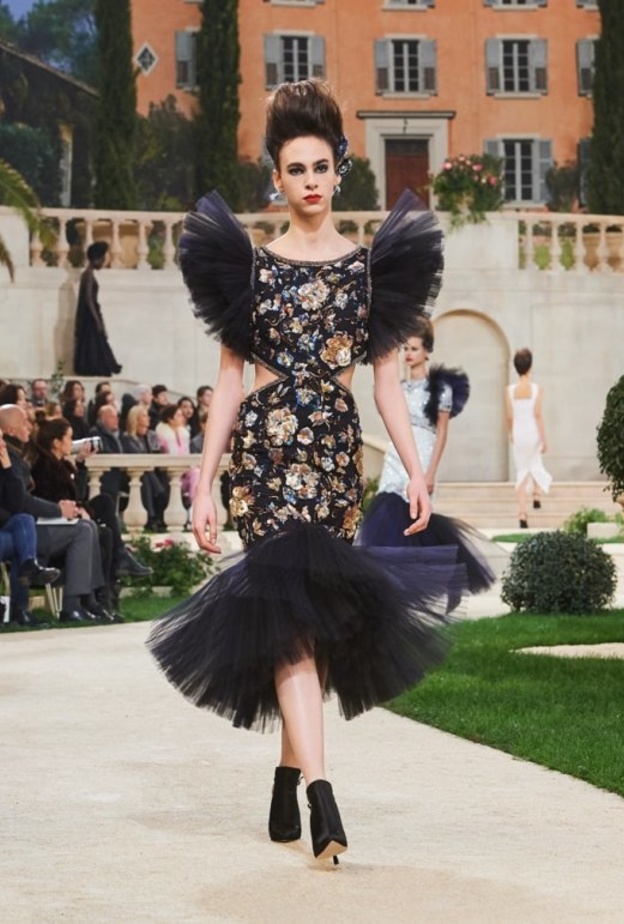 فساتين مع تنانير من الحر