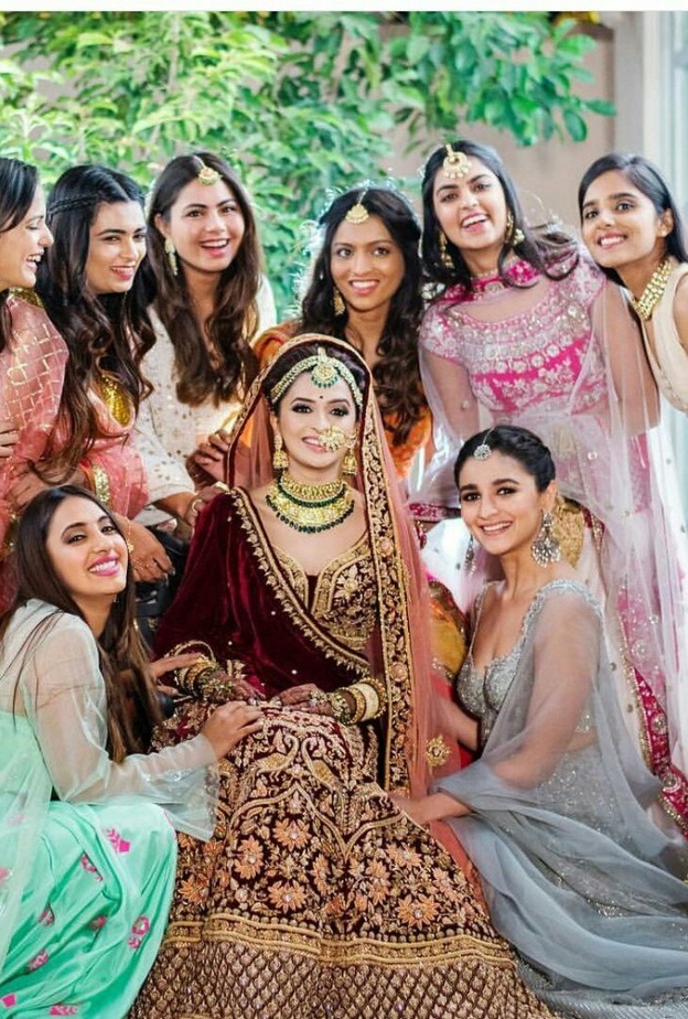 عليا بهات وصيفة شرف في حفل زفاف صديقتها المقربة