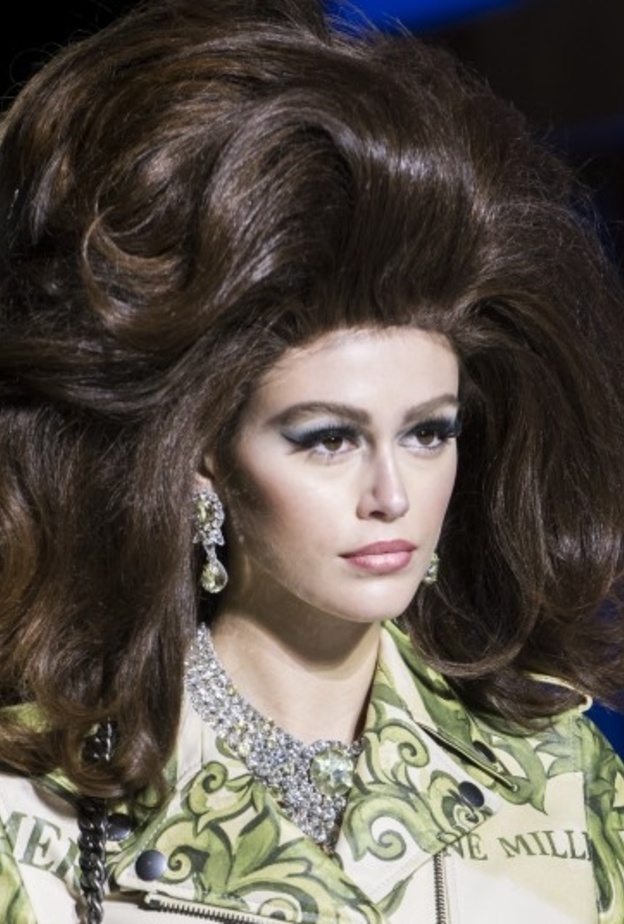 تسريحات الشعر العالي من Moschino.