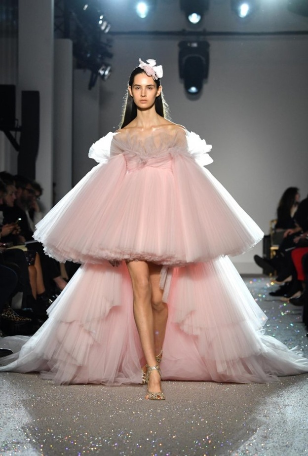 فستان من تصميم giambattista valli
