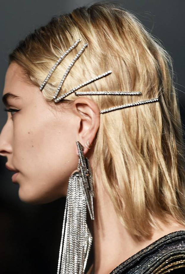 مشابك شعر التسعينات تعود من جديد