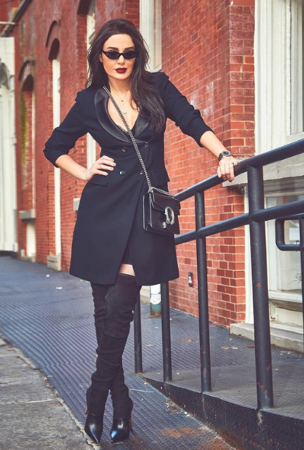 كايلي جينير اعتمدت البوت العالي باللون الأخضر مع فستان أبيض قصير