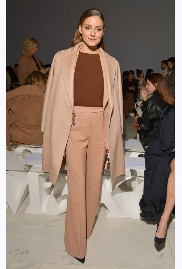 إطلالة Geogia May Jagger باللون الأسود خلال عرض Emporio Armani